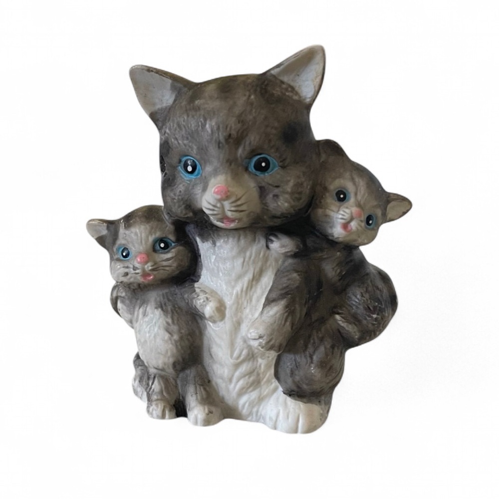 Vintage ceramic cat with kittens figurine